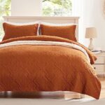 Full Queen Size Burnt Orange Rust Quilt Set – Lightweight 3-Piece 90”x98” Bedspread Coverlet with Checkered Pattern, Soft Warm Microfiber Bed Cover for All Seasons (1 Quilt, 2 Pillow Shams)